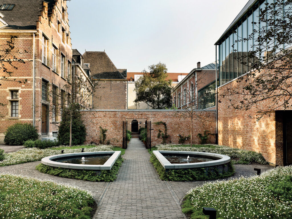 Verborgen juweel achter kloostermuren: het Botanic Sanctuary Antwerp met kranen en doucheoplossingen van Dornbracht